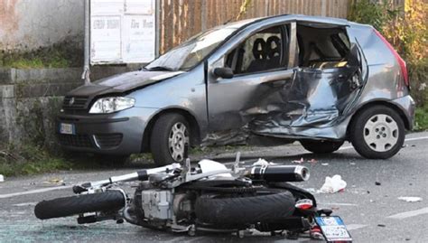 Brutto Incidente Stradale Sul Litorale Di Mondragone Due Motociclisti