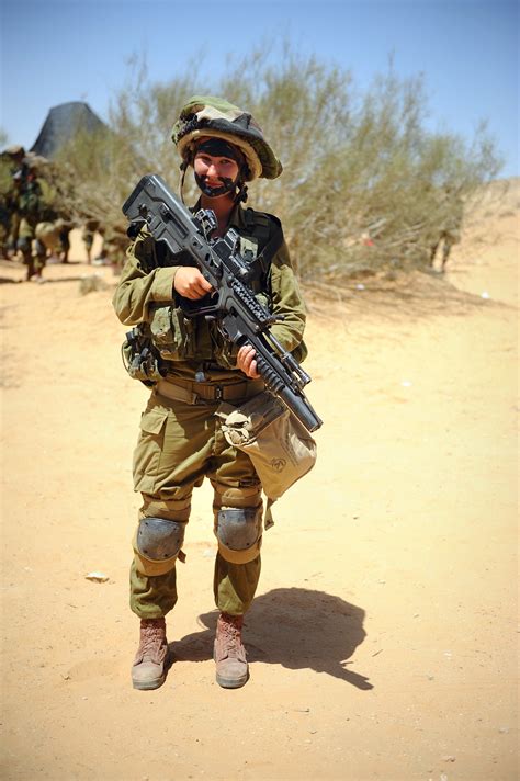 Israeli female IDF soldier with IMI Tavor TAR-21 : pics