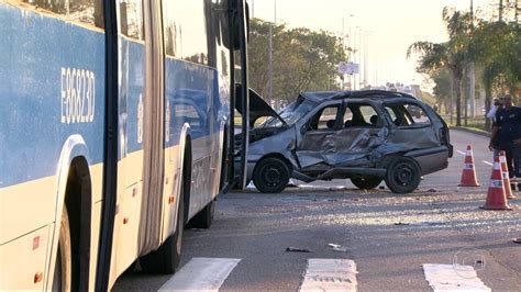 Mulher morre em acidente entre carro e ônibus do BRT na Barra Bom Dia