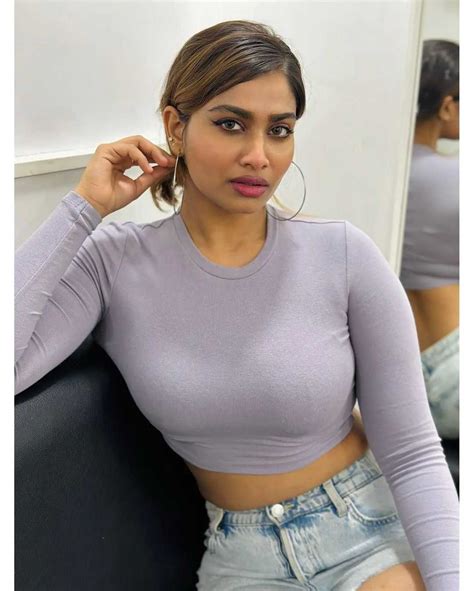 Shivani Narayanan Hot And Spicy Heart Exposed In Tight Tops Glamsundari In