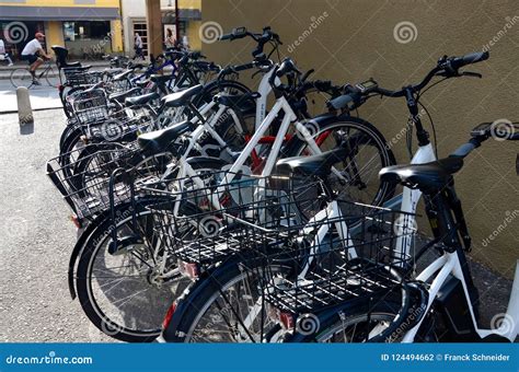 Bicis Parqueadas a Lo Largo De Una Calle En Ginebra Fotografía