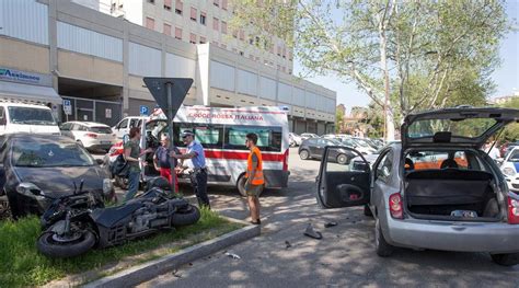 Scontro Tra Scooter E Auto In Via Raiunsso Enne Ferito Gazzetta Di