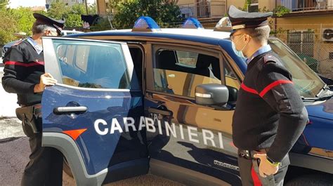 Ubriaco Sfascia Le Auto In Sosta E Aggredisce I Carabinieri