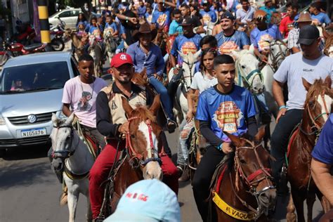 Manim Vaqueiro Re Ne Multid O Na Cavalgada Dos Amigos Em S O Pedro