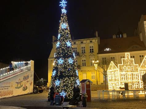 Gniezno Choinka Na Rynku Rozb Ys A Zapowiadaj C Nadchodz Ce Wi Ta