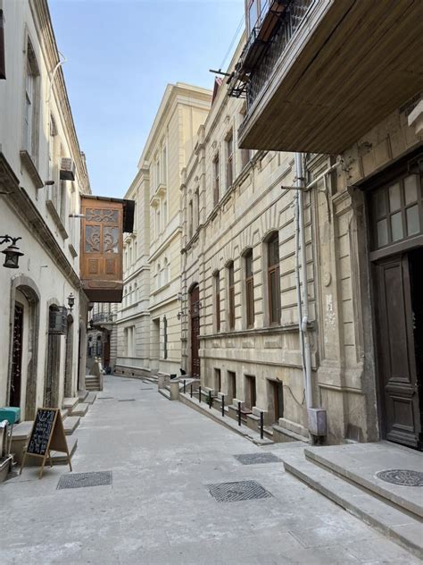 Les Rues De Paris Et De Bakou Aux Yeux De La S Natrice Fran Aise