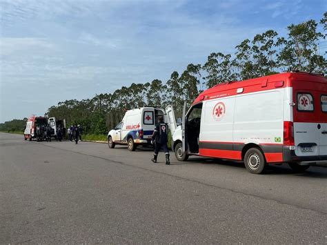 Carro capota 5 pessoas em estrada no interior do AP Amapá G1