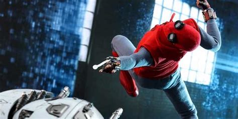 SPIDER MAN FAR FROM HOME Hot Toys Figure Pits Homemade Suit Spidey Against Mysterio S Illusions