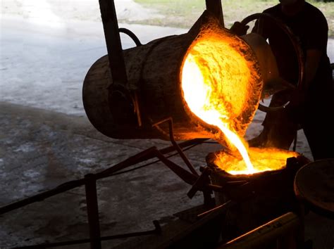 Metal Fundido De Ferro Derretido Derramado Em Concha Foto Premium