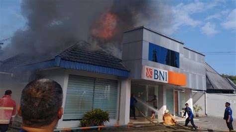 Foto Diduga Akibat Korsleting Genset KCP BNI Di Bandar Lampung Kebakaran