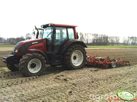 Zdj Cie Traktor Valtra N Galeria Rolnicza Agrofoto