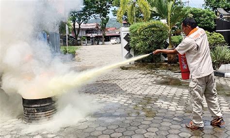 Damkar Padang Latih Warga Padamkan Api