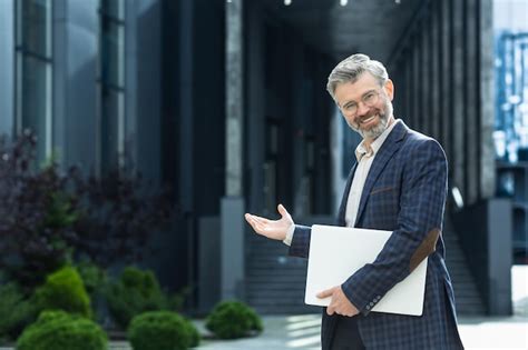 Une enseignante mature aux cheveux gris invite les élèves et les étudiants à étudier l apparence