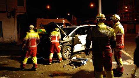 Un Coche Se Sale De La V A Y Choca Contra Una Farola En La Penilla