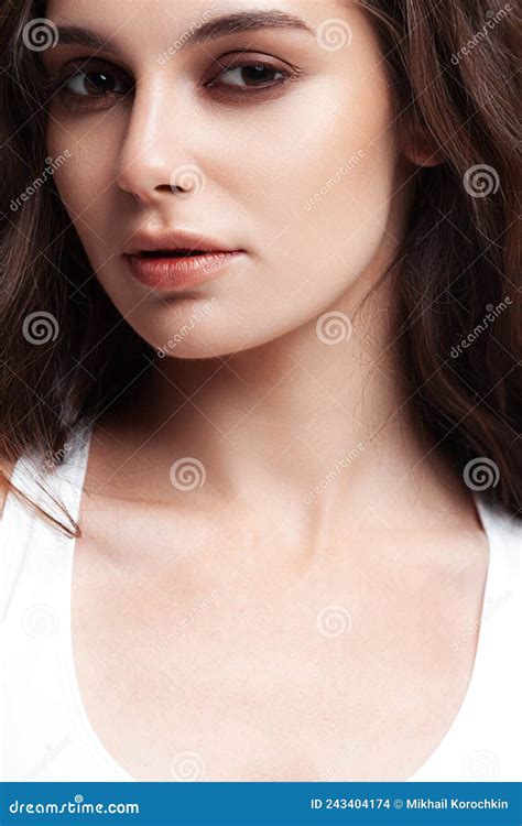 Linda Garota Pele Perfeita Em Roupa Branca De Lingerie Foto De