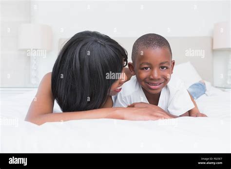 Jolie Maman Avec Son Fils Au Lit Photo Stock Alamy