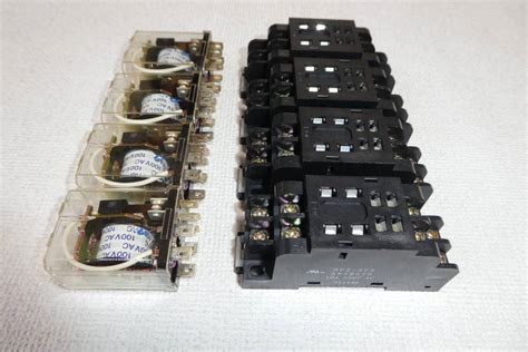 【新品】パナソニック 旧松下電工製 NAIS AC100リレー AW5124 (未使用品)/リレーソケット付き×4個組 長期保存品です。【送料 ...