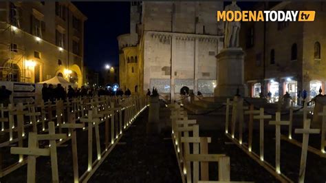 Video Modena Ricorda Le Vittime Della Strada Con Le Croci In Piazza Torre