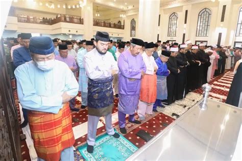 Sultan Selangor Permaisuri Solat Sunat Aidiladha Bersama Lebih