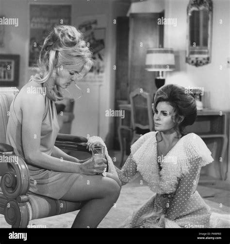 Farrah Fawcett Und Raquel Welch In Myra Breckinridge 1970 Twentieth