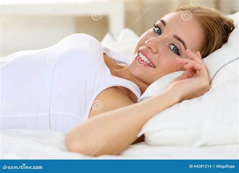 Jonge Mooie Blonde Het Glimlachen Het Kielzog Omhoog Vroege Morn Van Het Vrouwenportret Stock