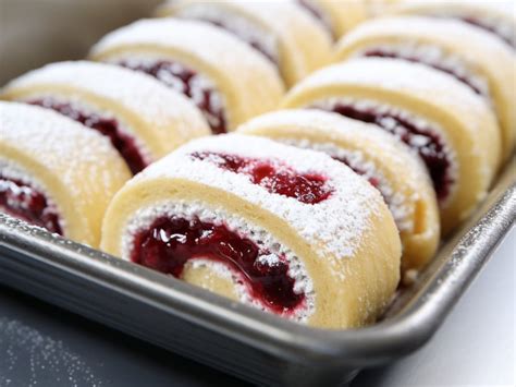 What Is a Jelly Roll Pan? (+ How to Use It) - Insanely Good