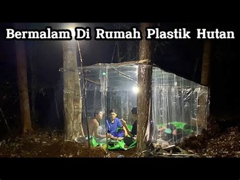 Camping Dalam Hutan Membangun Rumah Untuk Bermalam Dari Plastik