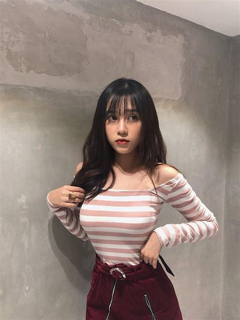 Xuất hiện cô nàng hot girl 2k1 xinh như búp bê nhưng vòng một mới là điểm tạo nên sự chú ý