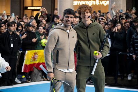 Sinner e Alcaraz palleggiano in centro a Torino è Jannik mania