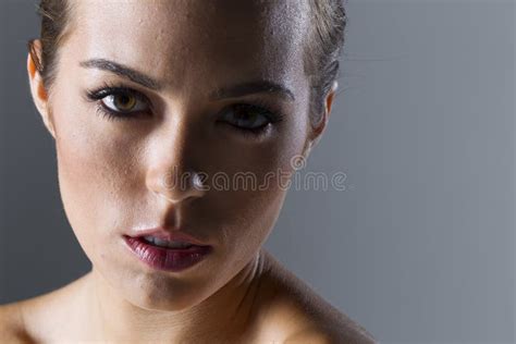 Eine Reizende Brunette Studio Umwelt Modell Poses Ins A Stockbild Bild Von Flirtend