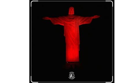 Cristo Redentor Iluminado De Vermelho Pelo Dia Mundial E Nacional De