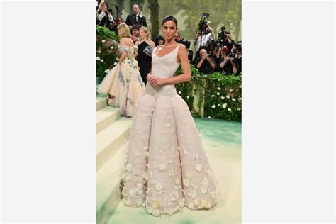 Bruna Marquezine Mostra Detalhes Do Look Que Usou No Met Gala Veja A