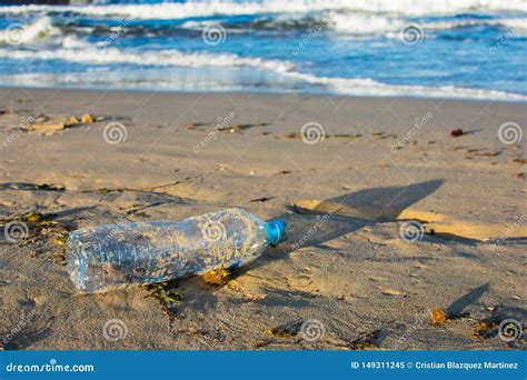 Contaminaci N Ambiental Botella Pl Stica En La Playa Imagen De Archivo