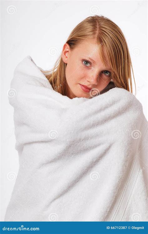 Fille Blonde Adolescente Dans Une Serviette De Bain Image Stock Image Du Coupure Beau