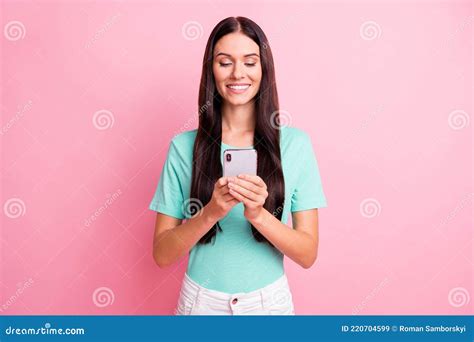 Foto De Jovem Atraente E Feliz Garota Alegre Viciada Em Redes Sociais