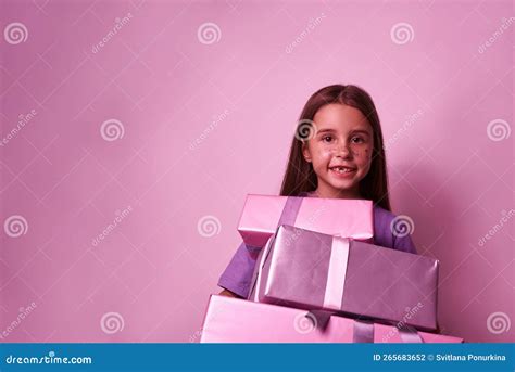 Parte De Una Chica Caucásica Sonriente Con Cajas De Regalo Foto De