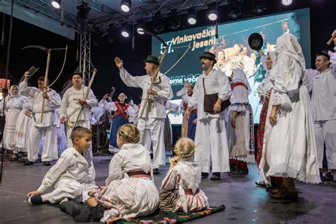 Kud Okadija Stari Mikanovci Najuspje Nije Predstavljen Na Folklornim