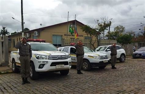 Policiais do 30º Batalhão da Polícia Militar fazem um minuto de