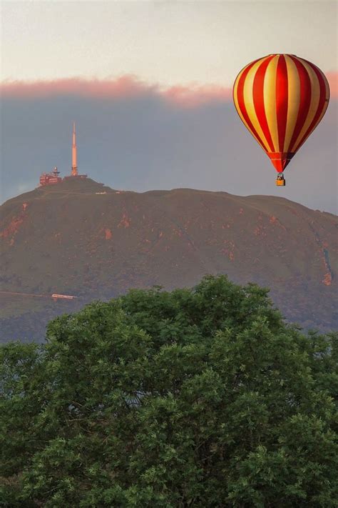 Sommet Du Puy De Dome Et Son Antenne Relais Au Coucher Du Soleil En