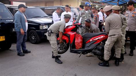 Awas Parkir Sembarangan Di Pasar Induk Lambaro Bisa Digembok Roda