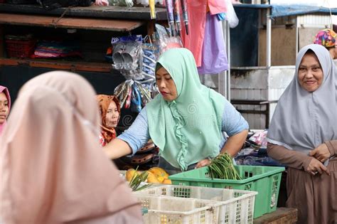 Ama De Casa Musulm N Indonesia Que Lleva Un Velo Y Que Hace Compras En