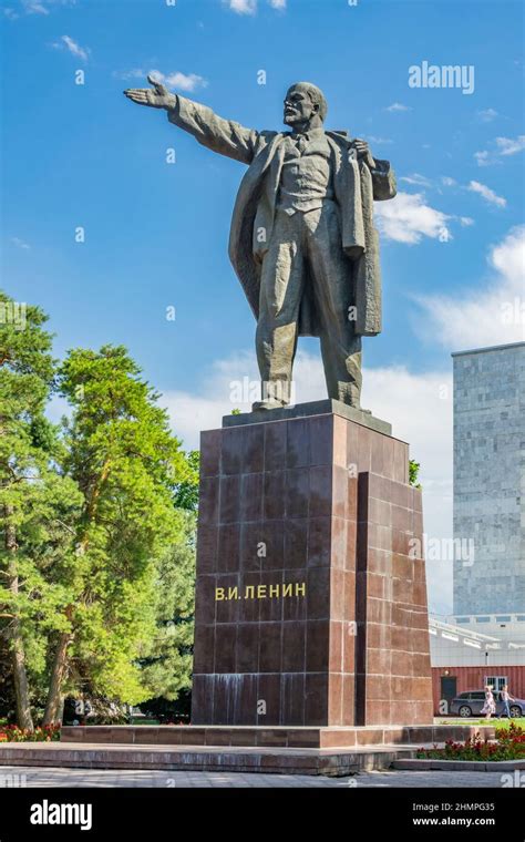 Statue of Vladimir Lenin in downtown Bishkek Kyrgyzstan, Central Asia Stock Photo - Alamy