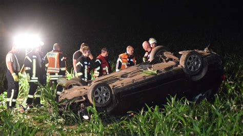 Schwerer Unfall in Südhessen Auto überschlägt sich und landet in Acker