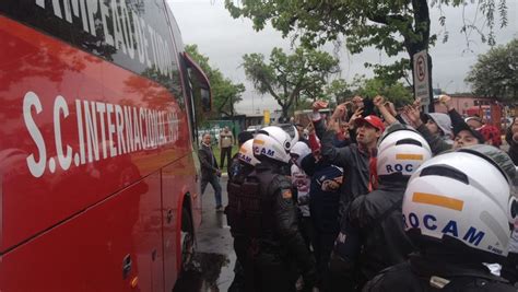 Inter Dribla Torcida Mas Ouve Protesto No Aeroporto Time De