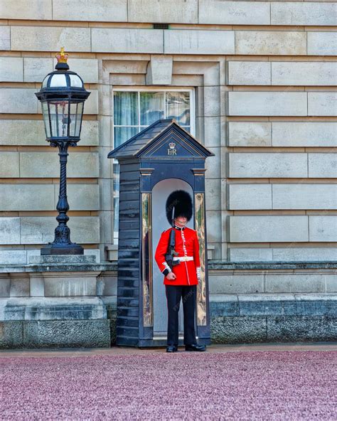 Premium Photo Queen Guard At His Post At Buckingham Palace In London