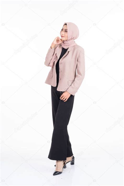 Retrato De Cuerpo Entero De Una Hermosa Modelo Musulmana En Un Hijab Y