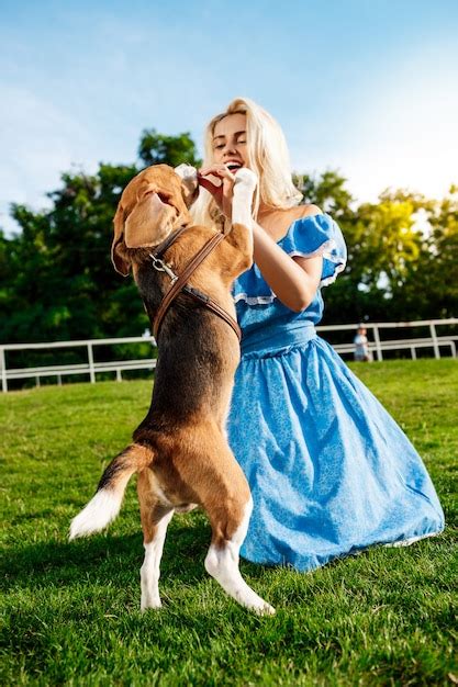 Belle Jeune Fille Blonde Marchant Jouant Avec Un Chien Beagle Dans Le Parc Photo Gratuite