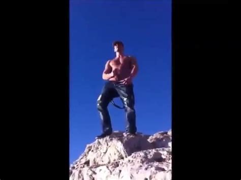 Typ wichst und schießt auf eine riesige Ladung beim Gay Cruising xHamster