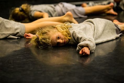 Jeugdtheatervoorstelling Het Meisje Met De Zwavelstokjes Gezinsuitje