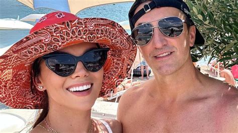 Paulina Krupińska w bikini pozuje u boku wyrzeźbionego męża Ale ciała Pudelek